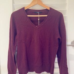 Quince V-Neck Cashmere Sweater in Burgundy